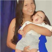 Trabaja como niñera ayudando con las tareas escolares